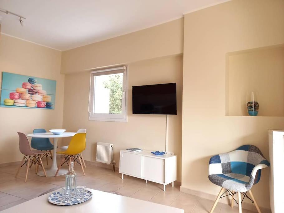 Appartamento Blue -Spacious 1Bdr Corner Flat/Balcony/View Atene Esterno foto