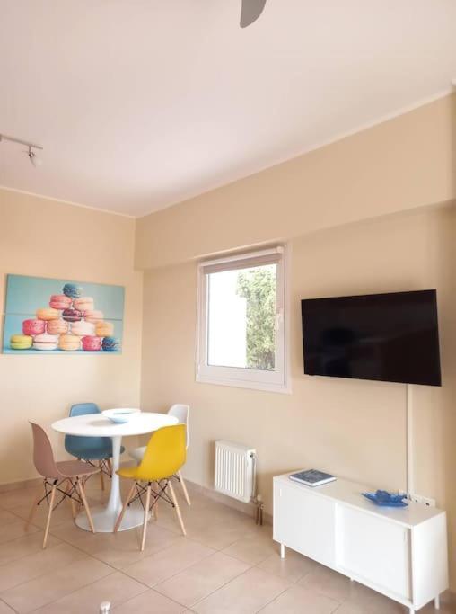 Appartamento Blue -Spacious 1Bdr Corner Flat/Balcony/View Atene Esterno foto