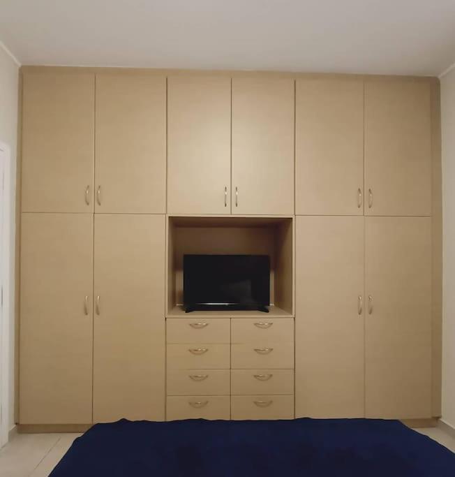 Appartamento Blue -Spacious 1Bdr Corner Flat/Balcony/View Atene Esterno foto